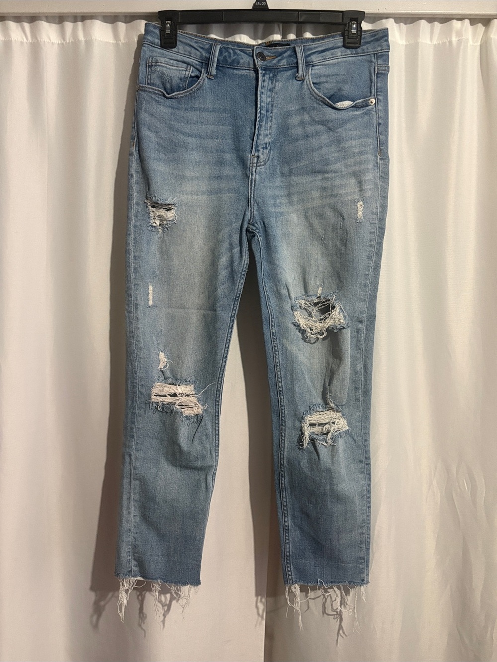 Light Wash Distressed Cropped Jeans for Women